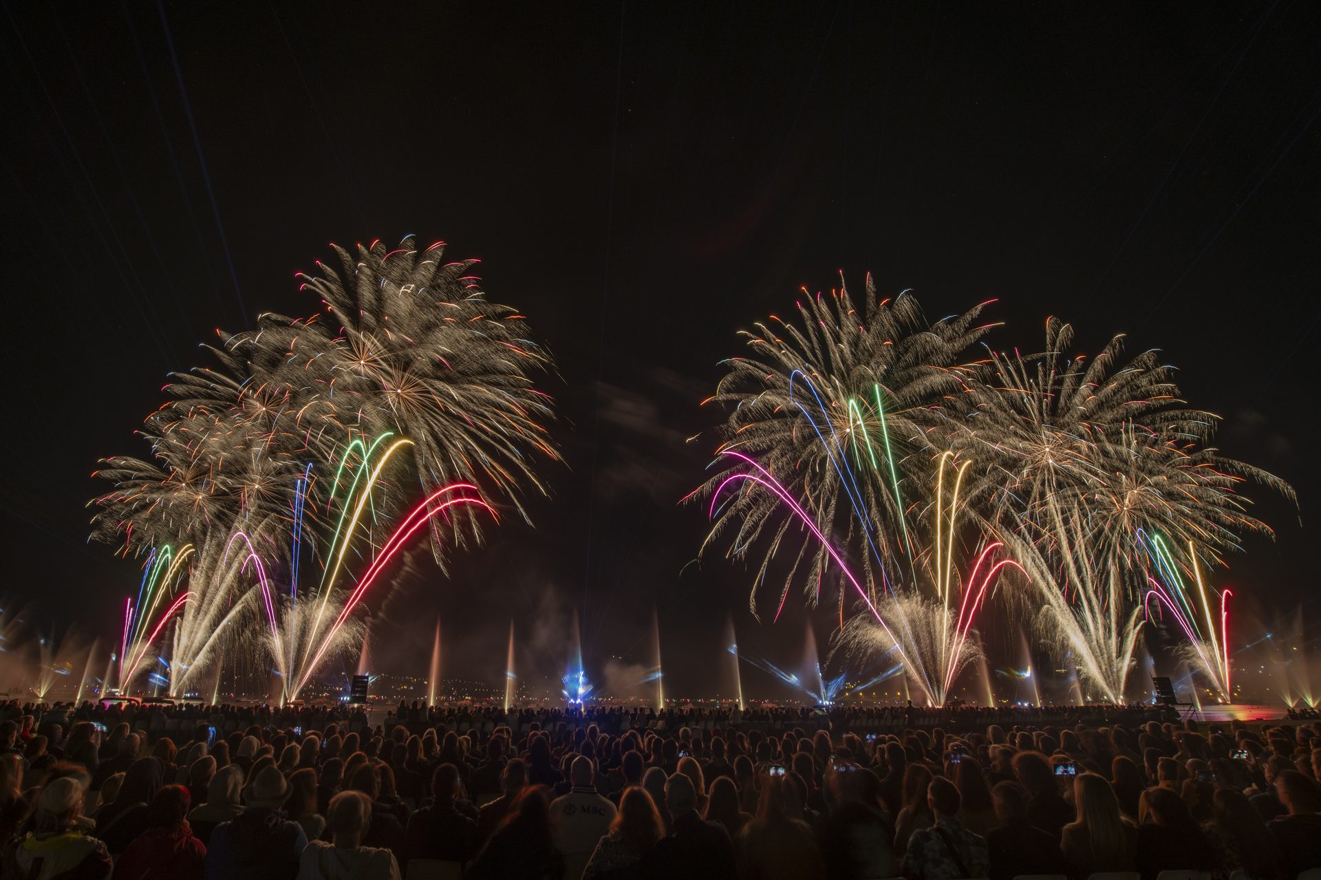 Feu d'artifice multicolore — Fête du Lac