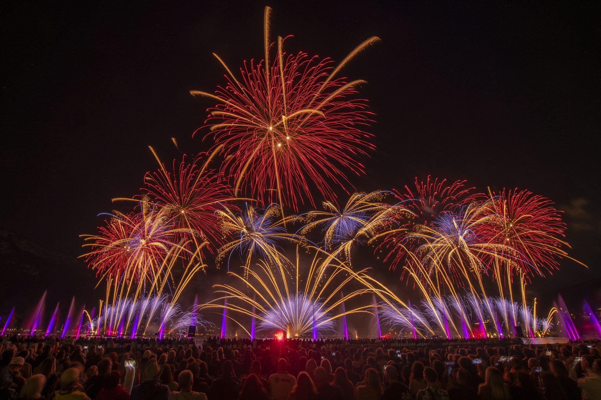 Feu d'artifice rouge et violet — Fête du Lac